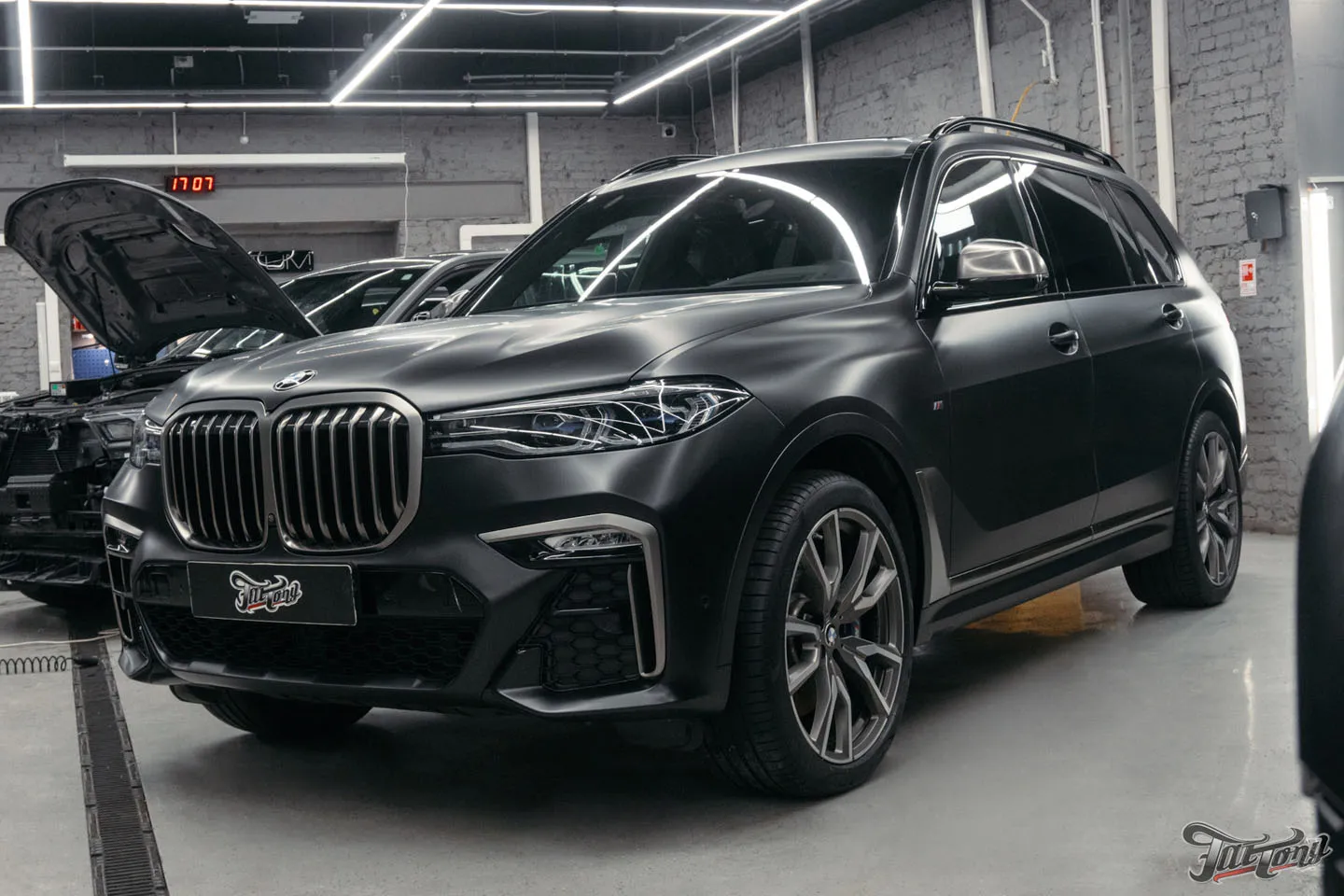 Оклеили BMW X7 матовым полиуретаном, защитили глянец в салоне и выполнили химчистку задних сидений